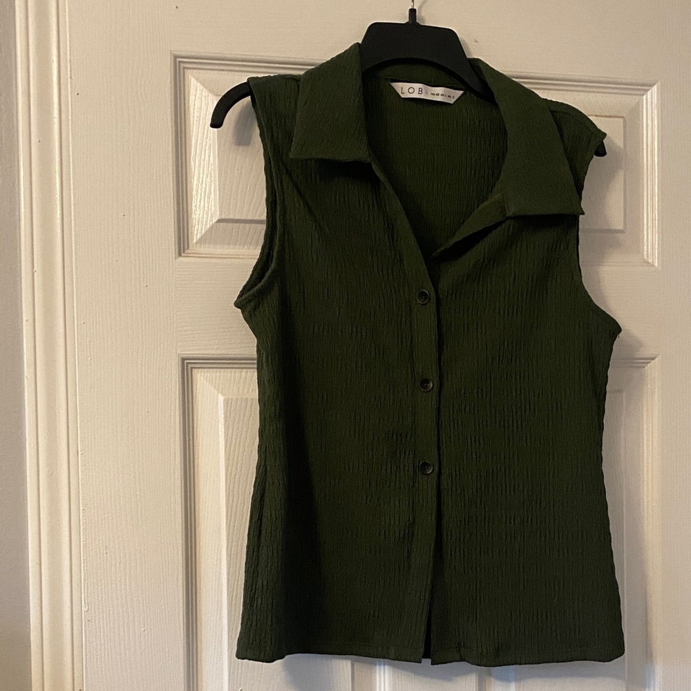 Green Sleeveless Fitted Button Down Blouse
